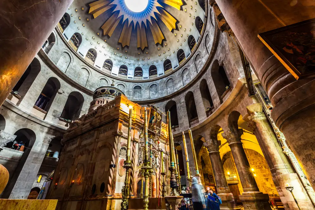 The dome of the rotunda rising to its open oculus above the tomb.